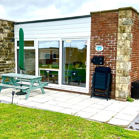 Chine Cottage Self-Catering Coastal Bungalow In Rural West Wight Freshwater Exterior photo